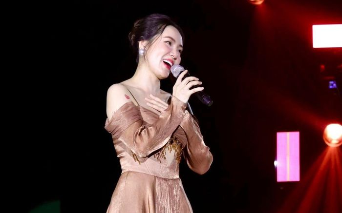 Đi diễn khi trời mưa, Phương Linh khiến khán giả ấm lòng vì một câu nói