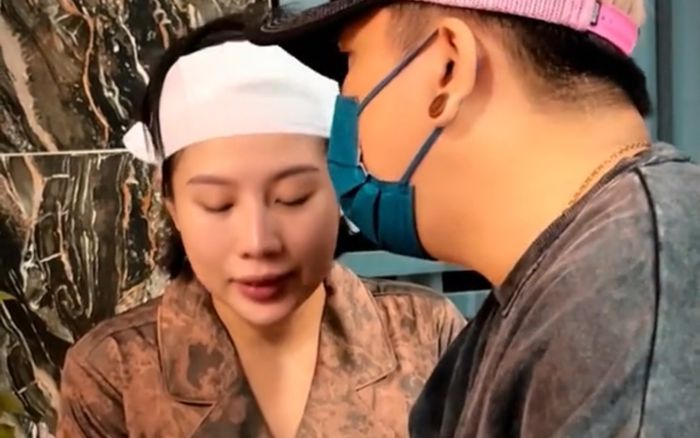 Vợ diễn viên Hồng Hải khóc nghẹn trong lễ tang chồng, nói một câu khiến ai cũng xúc động