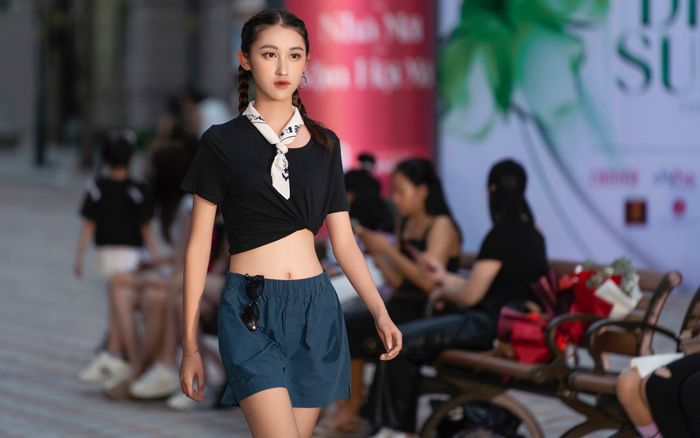 Bước ra từ môi trường công nghệ, nàng mẫu 19 tuổi tự tin sải bước trong vai trò first face, vedette