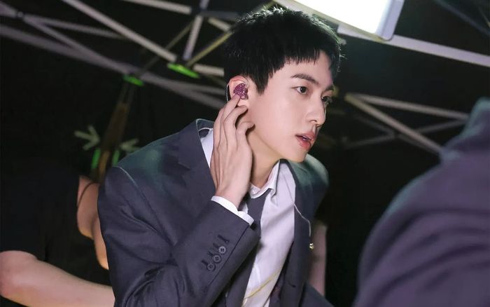 Fan nữ bị tố cáo vì hành động quấy rối Jin (BTS)