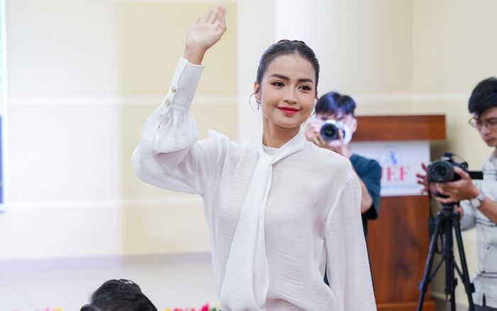 Hoa hậu Ngọc Châu xuất hiện nổi bật, thu hút mọi ánh nhìn của giới sinh viên