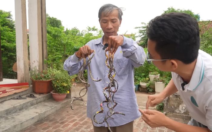 Người đàn ông có bộ móng tay kỳ quái dài hơn 1m, không dám đến chỗ đông người vì sợ gãy