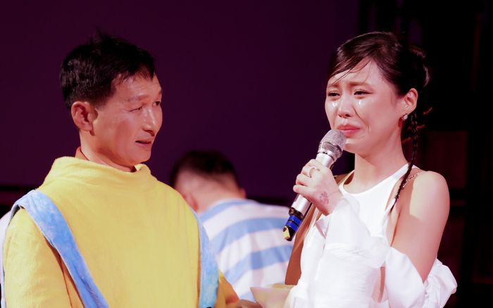 Han Sara khóc nức nở khi bố ruột bất ngờ xuất hiện ở Việt Nam