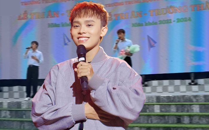 Hồ Văn Cường chạy show trường học, thái độ ra sao khi được khán giả tặng hoa?