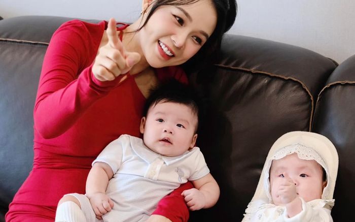 Diễn viên Sam khoe ảnh con gái học tạo dáng theo mẹ, hai nhóc tỳ chiếm spotlight