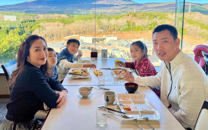 Ốc Thanh Vân dẫn 3 con đi chơi công viên, ông xã ở Việt Nam nói gì?