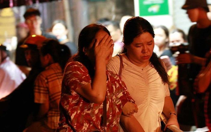 Cháy ở Định Công Hạ: Người thân nạn nhân ngã khuỵu, ôm mặt khóc nức nở tại hiện trường