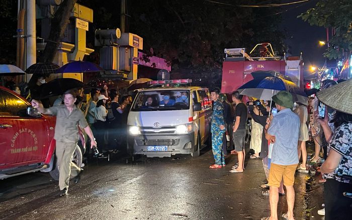 Vụ cháy ở Định Công Hạ: 'Thấy bàn tay vẫy cầu cứu và đèn pin soi ra từ tầng 6'