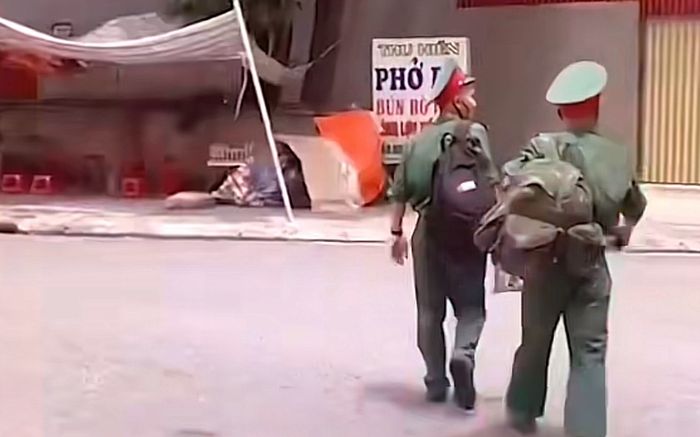 Thấy 2 chú bộ đội đi giữa trời nắng, tài xế có hành động nhận ngàn lời khen