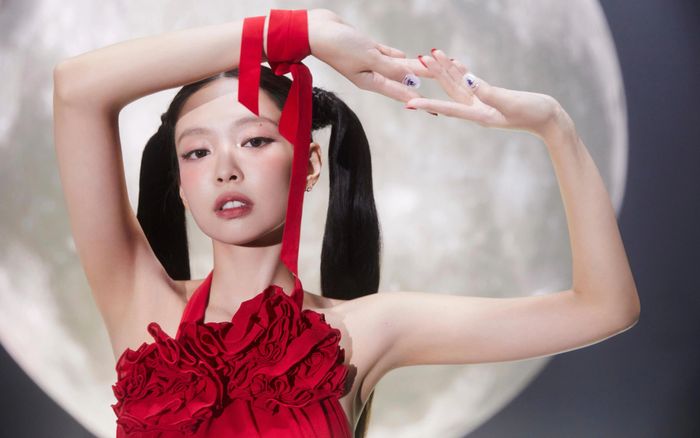 Jennie 'tiếp bước' Lisa, sẵn sàng cho kế hoạch comeback?