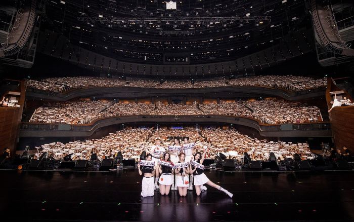 BABYMONSTER 'gây choáng' vì tổ chức fanmeeting quy mô như concert