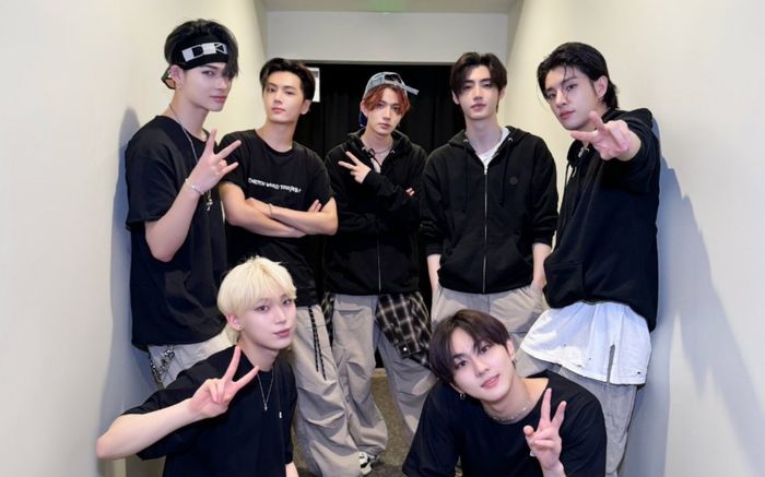 Công ty Kpop cắt quần áo thần tượng đã mặc thành từng mảnh để tặng fan
