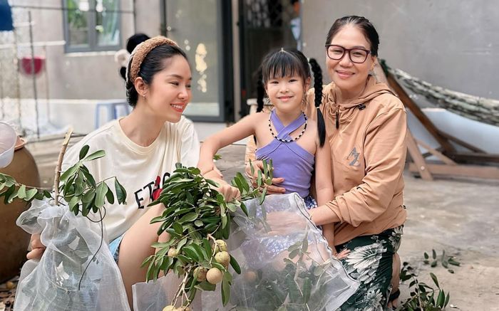 Lê Phương dẫn con gái về quê nội nghỉ hè, để lộ mối quan hệ với mẹ chồng