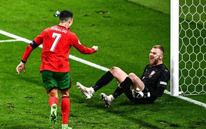 Ronaldo gây cười và xấu xí trong ngày đi vào lịch sử EURO