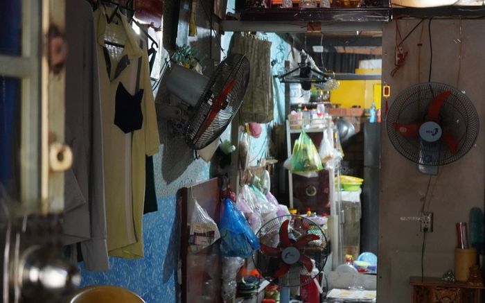 Những ngôi nhà tí hon ở quận nhà giàu TPHCM, vợ chồng chia ca để ngủ