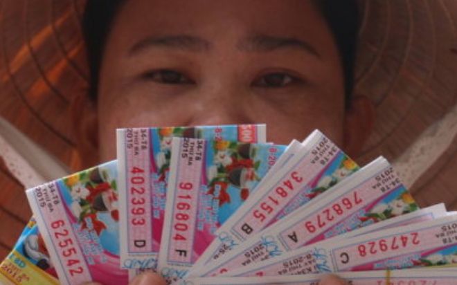 Người đàn ông trúng độc đắc 7 tờ vé số và tin đồn ác ý khi cha vợ qua đời ngay sau đó