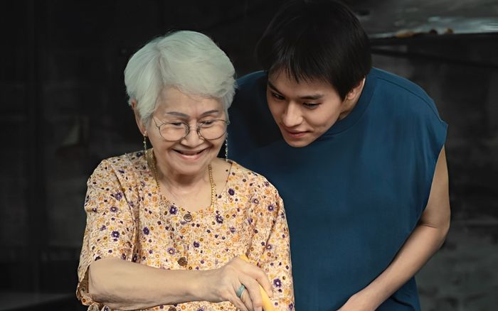 Nữ diễn viên cạo đầu 4 lần để đóng phim