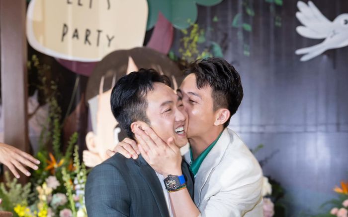 Minh Nhựa nắm tay, ôm hôn Cường Đô La cực tình