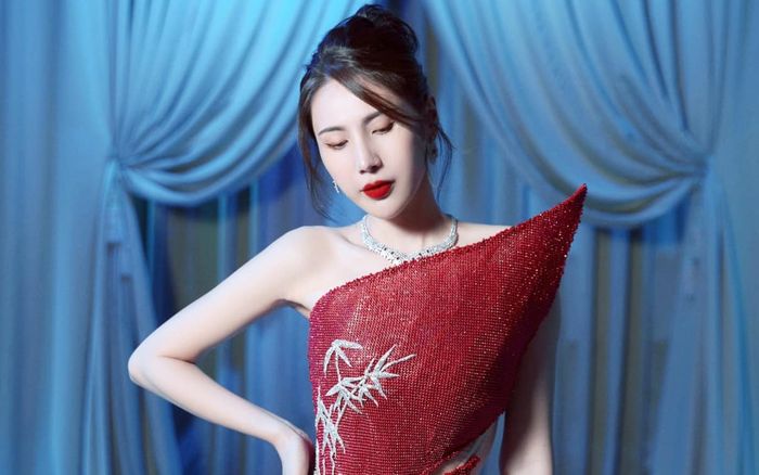 Thực hư việc Thủy Tiên bỏ theo dõi Công Vinh?