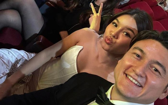 Thủ môn Đặng Văn Lâm cầu hôn bạn gái sau 6 năm yêu nhau