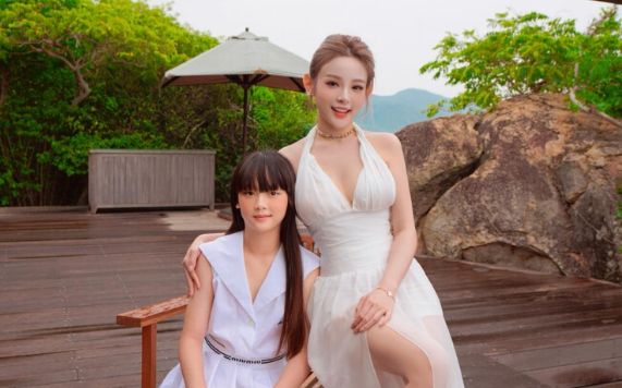 Ái nữ 11 tuổi nhà Huyền Baby hiếm hoi lộ diện