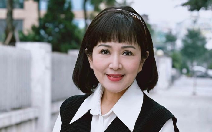 'Mẹ' Huyền Lizzie quá đẹp ở tuổi U60, nhìn lại ảnh hồi xưa còn đỉnh hơn