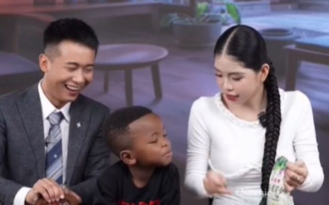 Động thái đầu tiên của Quang Linh Vlogs giữa nghi vấn Hằng Du Mục bị chồng đánh