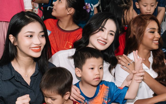 Hoa hậu Ý Nhi được khen giản dị khi đi từ thiện