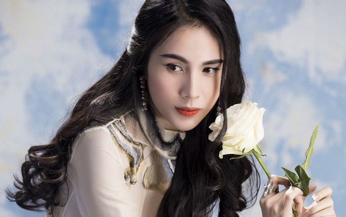 Thủy Tiên đăng đàn khéo léo đập tan tin đồn ly hôn Công Vinh