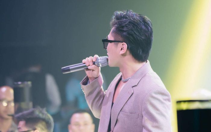 Nam ca sĩ được fan tặng tiền lớn mừng sinh nhật, hoá ra là một cú lừa