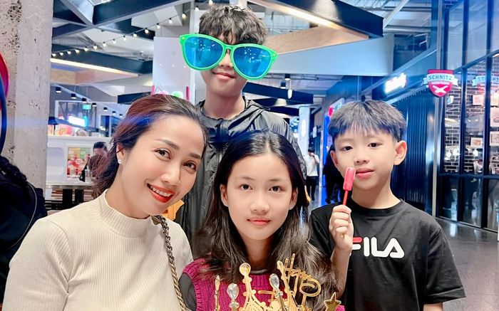 Ốc Thanh Vân chăm 3 con ở Úc: 'Mẹ khóc một trận là các con có đồ ăn ngay'