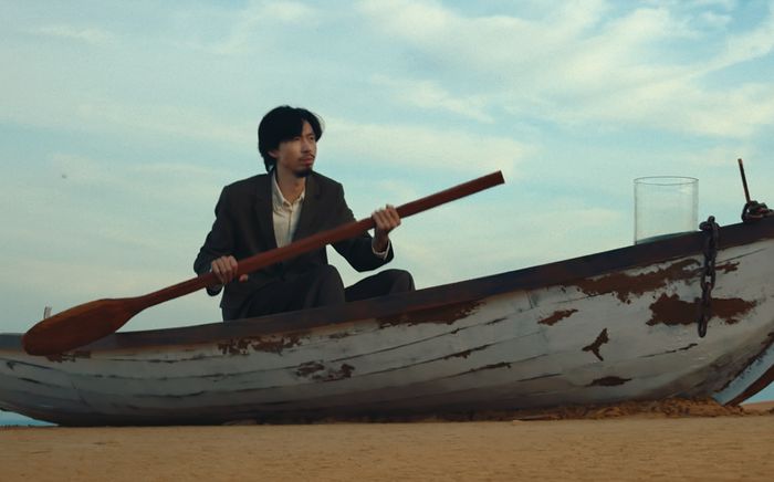 Xôn xao hình ảnh rapper Đen chèo thuyền trên cát?