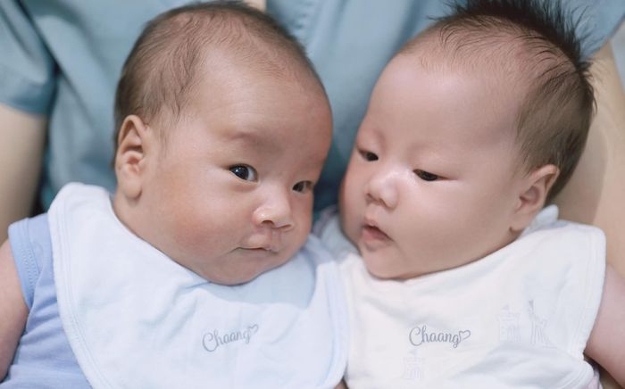 Ảnh nét căng 2 'baby shark' nhà Phương Oanh - Shark Bình, 'mẹ chồng' liền nói ngay 1 câu