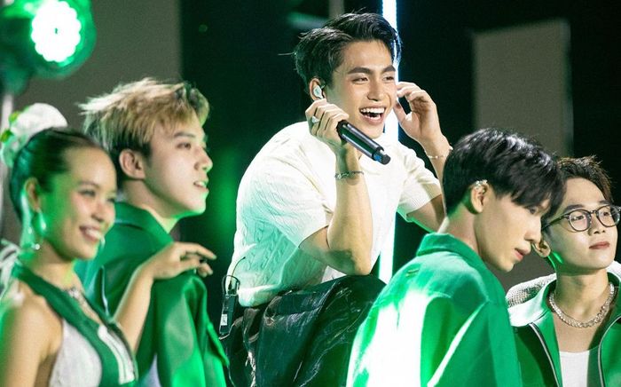 Trời đổ mưa tầm tã trong đêm diễn, MONO xử lý thế nào?