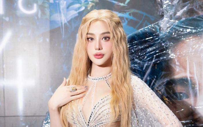 Lâm Khánh Chi thông báo chia tay một người gắn bó được 1 năm