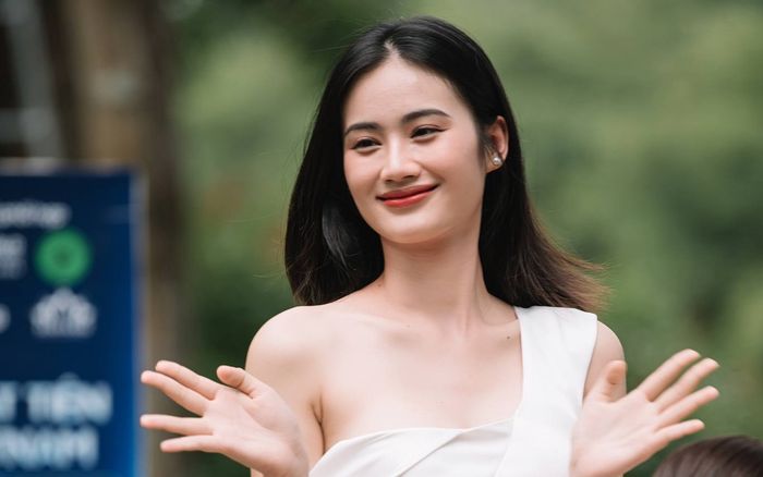 Hoa hậu Ý Nhi có hành động khó hiểu