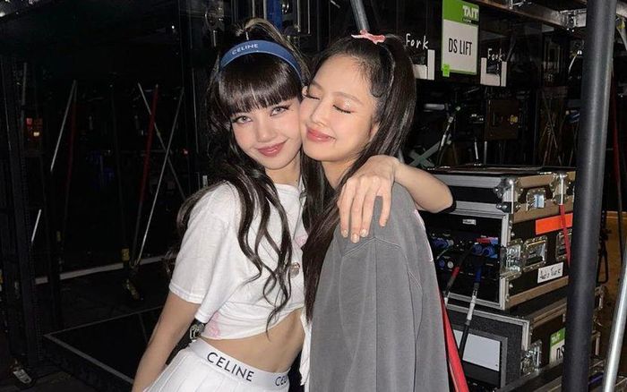 Jennie 'ngó lơ' màn trở lại của Lisa?