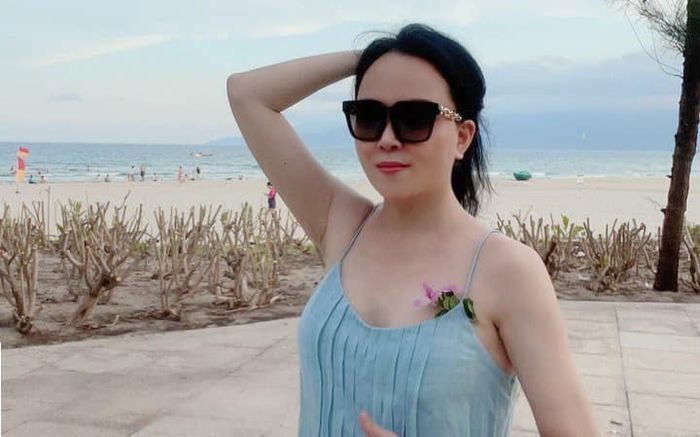 Phượng Chanel diện đầm hai dây đi biển, được khen như siêu mẫu