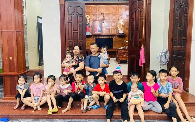 Cặp vợ chồng Nghệ An lên chức ông bà vẫn sinh thêm 2 cô con gái, nâng tổng số con lên 15