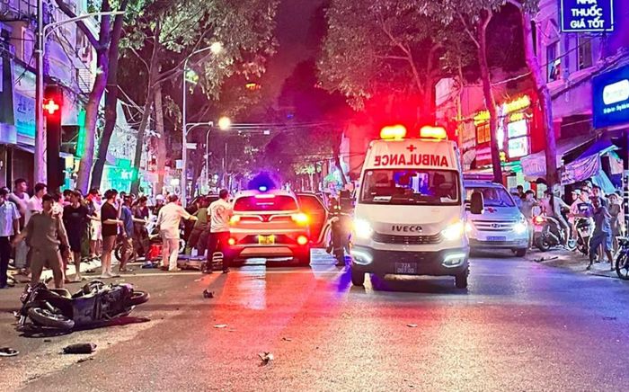 Nữ tài xế lái ô tô tông hàng loạt nhiều xe máy, 5 người thương vong