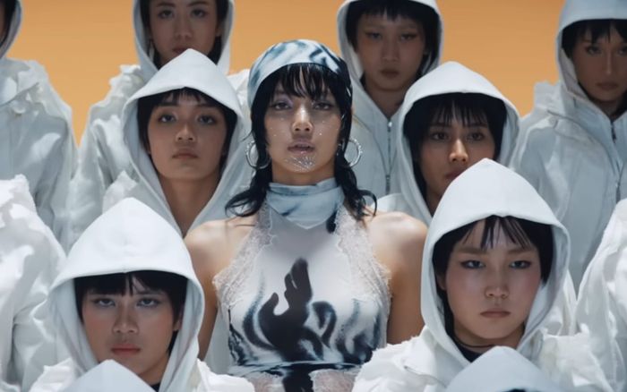 Lisa 'khét lẹt' trong MV mới, fan hụt hẫng vì một chi tiết
