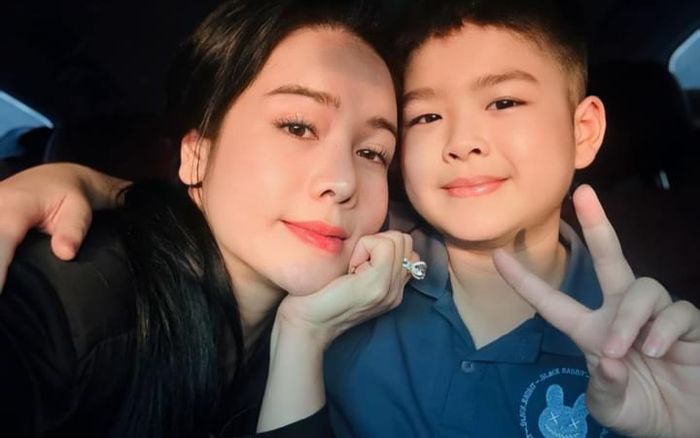 Nhật Kim Anh đón con trai về nghỉ hè, diện mạo nhóc tỳ gây chú ý