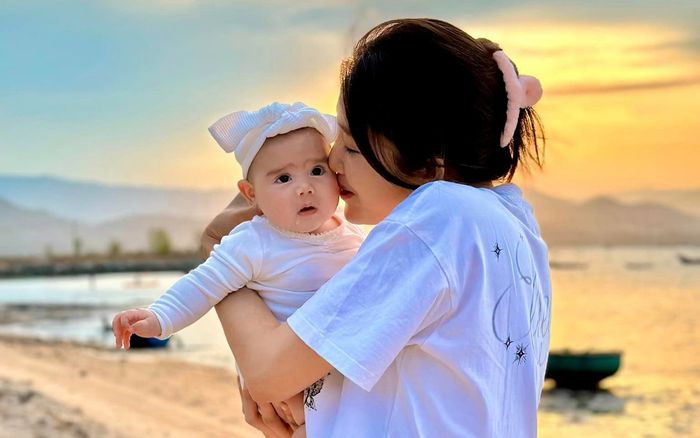 Thuý Ngân hôn má con gái, khao khát được làm mẹ