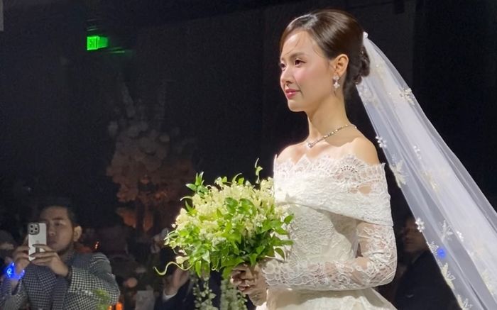 Midu và bó hoa cưới đắt đỏ 'đụng hàng' Song Hye Kyo