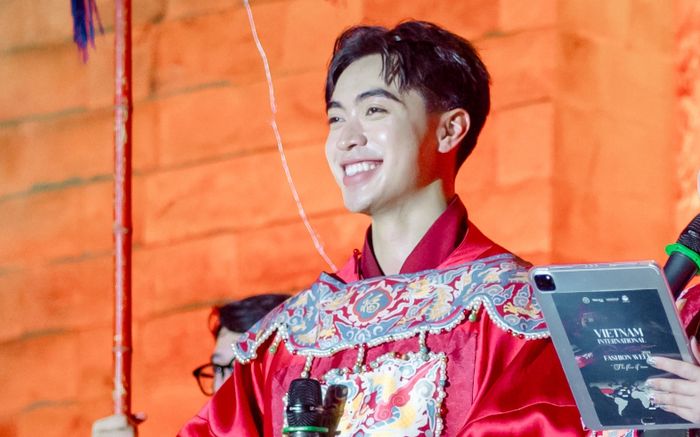 Nam vương người Mỹ gốc Việt gây chú ý tại sàn diễn thời trang, danh tính chẳng đâu xa lạ!