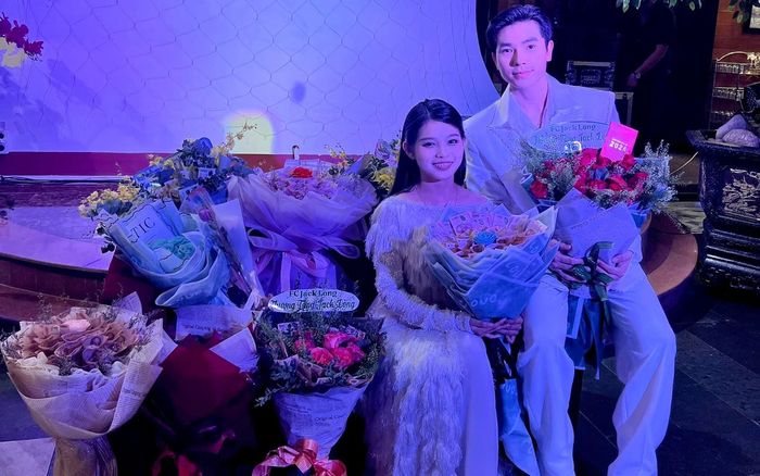 Con gái nuôi Phi Nhung được tặng tiền khi đi hát