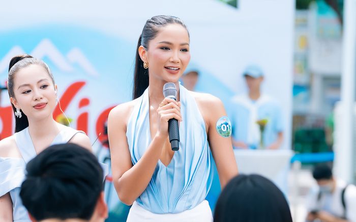 H'Hen Niê diện áo cắt xẻ táo bạo, khoe nhan sắc tươi trẻ
