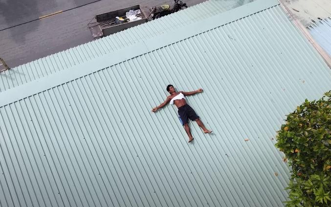 Người đàn ông Long An có sở thích quái dị phơi nắng vài tiếng mỗi ngày