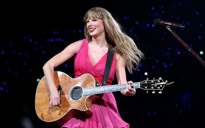 Taylor Swift gặp sự cố trên sân khấu, vũ công phải ra tay 'cứu giá'