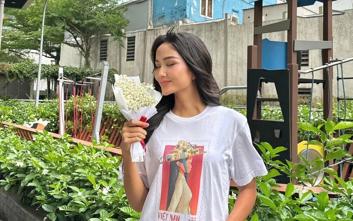 Vừa được bạn trai công khai tình cảm, H'Hen Niê đã lập tức báo 'tin vui'